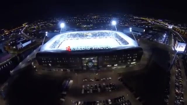 Archiefbeeld van het verlichte stadion van ADO Den Haag vanuit de lucht