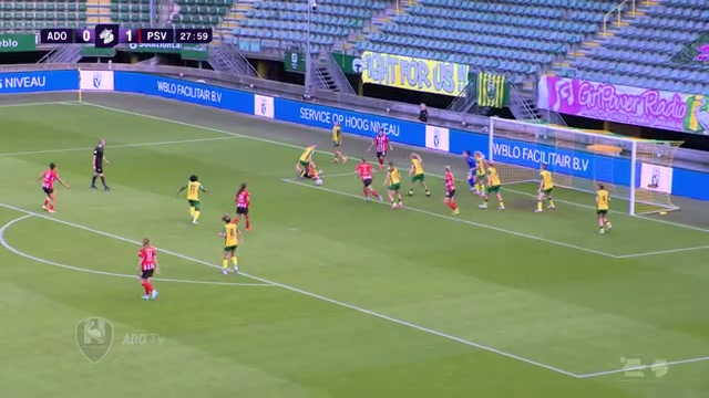 Spelmoment bij ADO Den Haag Vrouwen tegen PSV Vrouwen